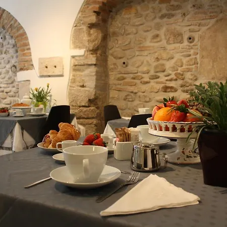 Couette-café Le Streghe 3*